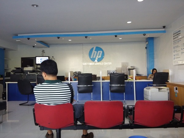 ruang tunggu service center hp surabaya