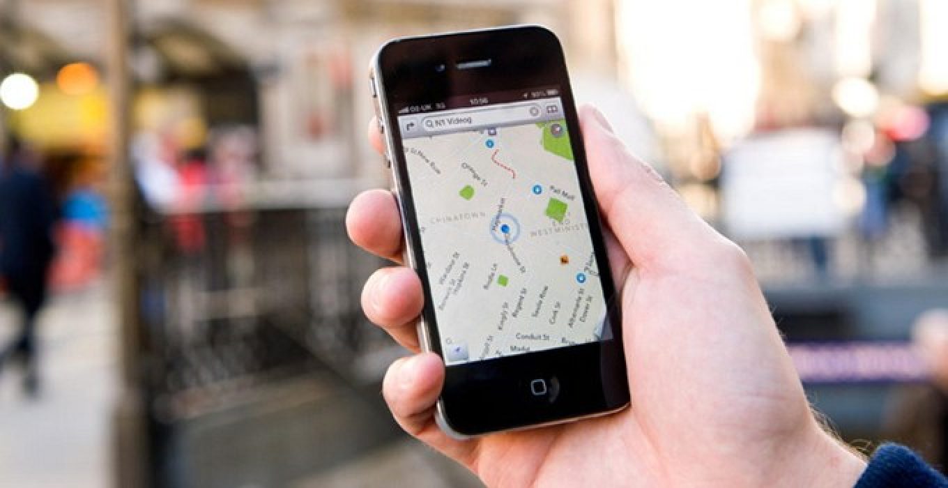Google фото в телефоне. GPS В смартфоне. Навигатор на руку. Карта на смартфоне. Геолокация в смартфоне.