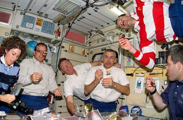 Astronot makan