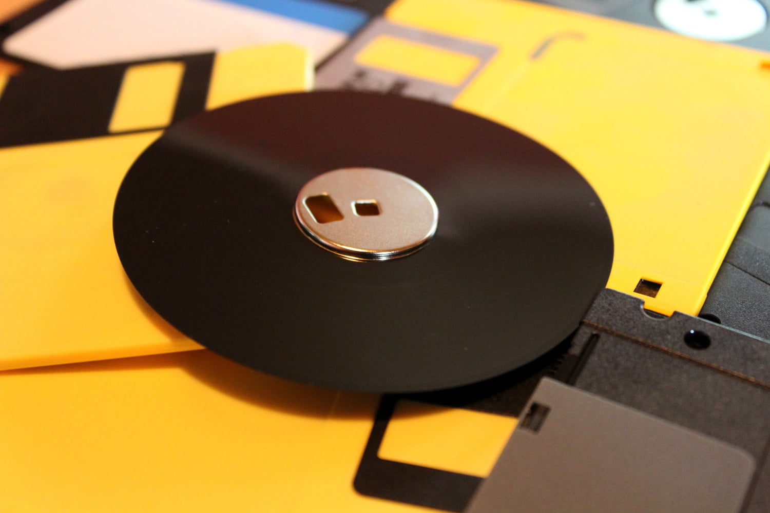 Pengertian Floppy Disk : Sejarah, Fungsi dan Cara Kerja (Lengkap)