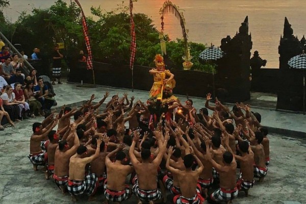 tari kecak