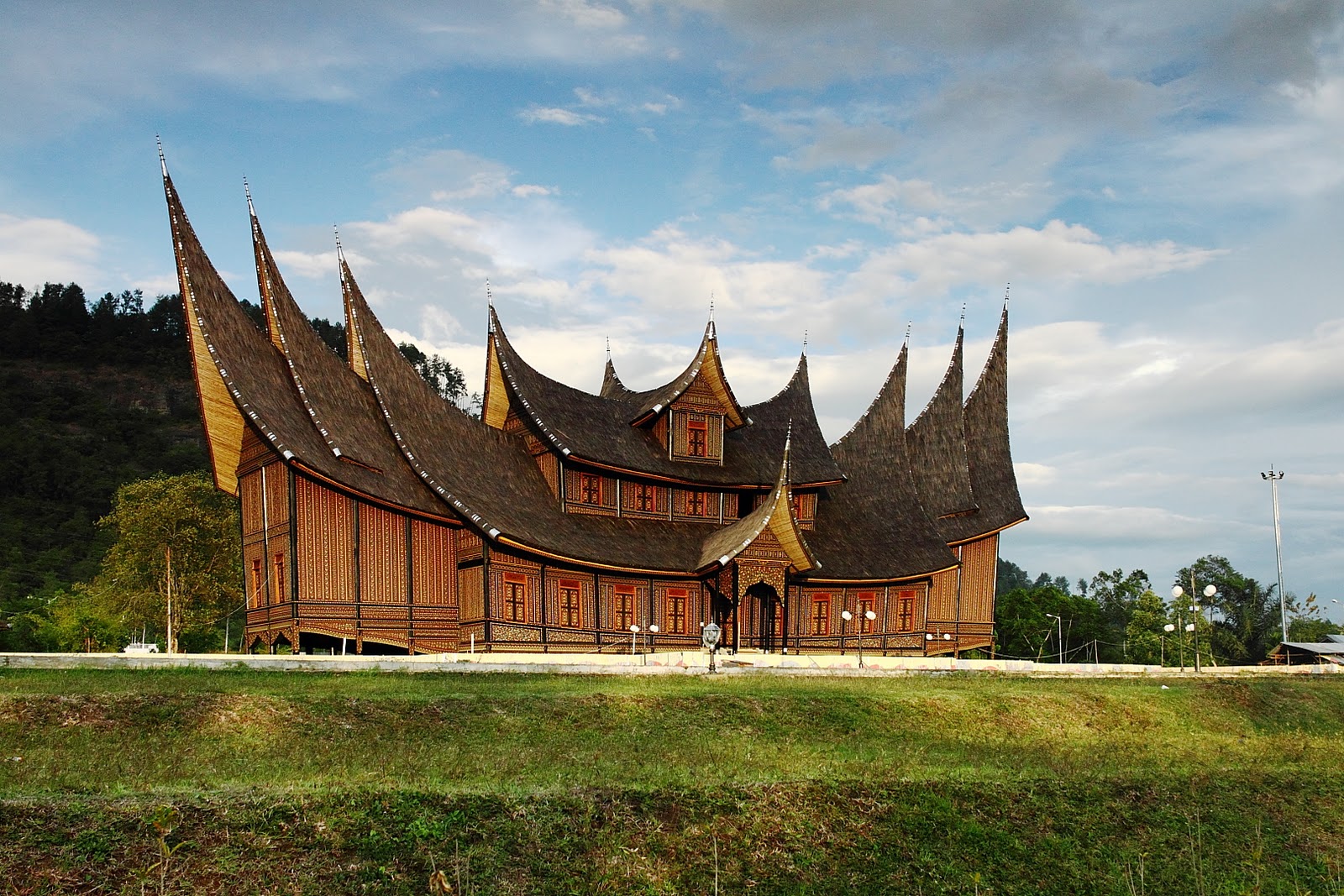 Rumah Adat BATAK Beserta Ciri Khasnya + Gambar [LENGKAP]