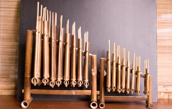 alat musik daerah angklung