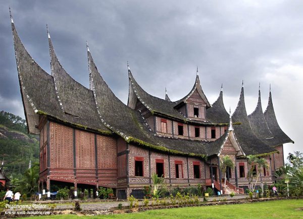 Rumah adat Minangkabau yang sangat menonjol