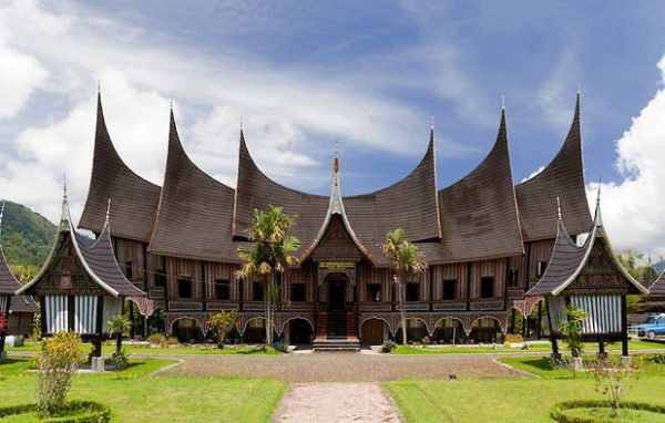  Rumah  Adat MINANGKABAU Ciri Khasnya Gambar LENGKAP 