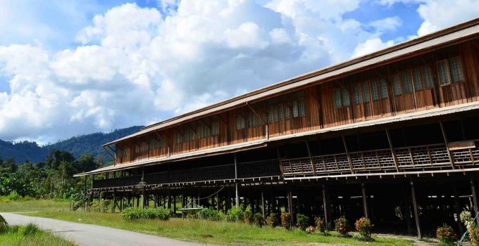 Rumah Adat Kalimantan Barat : Keunikan dan Ciri Khas Beserta Gambarnya