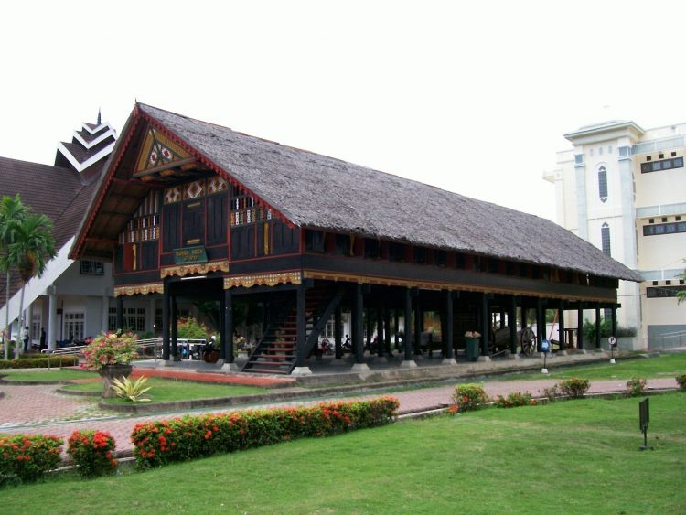 Rumah Adat Lamin Kalimantan Timur