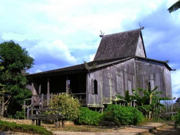 rumah adat bubungan tinggi