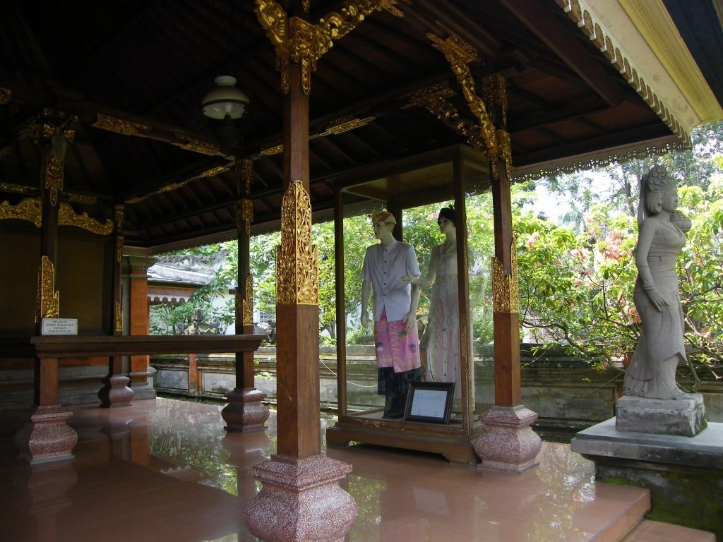 Rumah Adat Bali Bale Gede