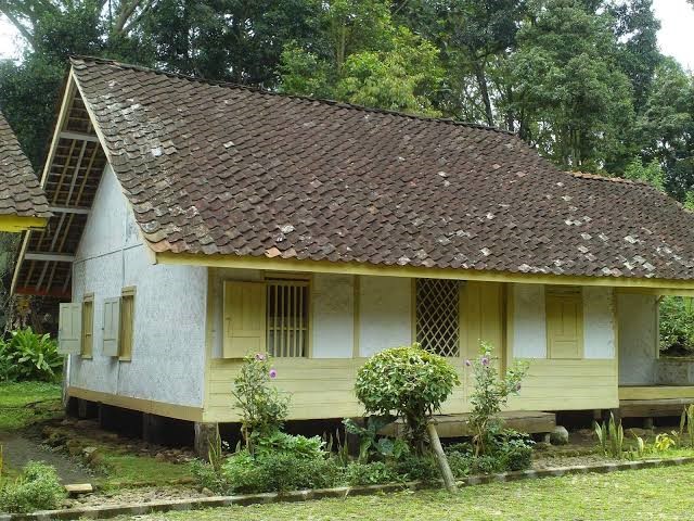 Rumah Adat Parahu Kumureb