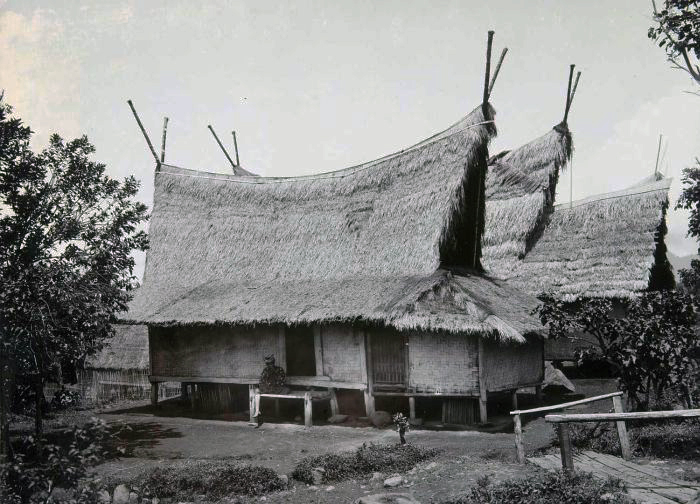Suku Sunda merupakan  kelompok etnis yang terletak di bagian barat dari provinsi Jawa Bara 7 Rumah Adat Sunda : Keunikan dan Ciri Khasnya Beserta Gambarnya