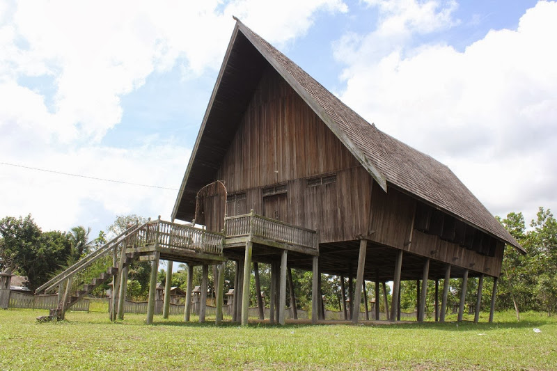  Rumah Adat Suku Dayak  Ciri Khasnya Gambar LENGKAP 