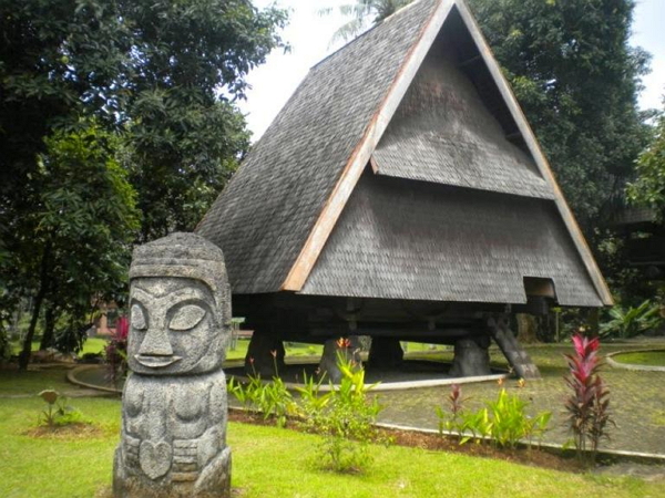 Perbedaan Rumah Adat Tambi Tokoh Adat dan Penduduk Biasa