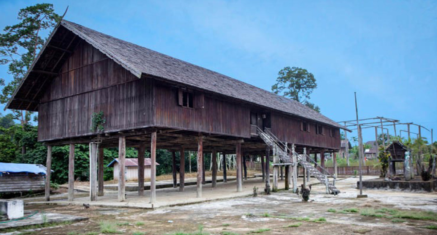 Rumah Adat Suku Dayak (Rumah Betang)