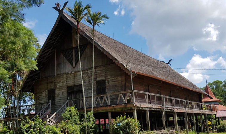 Rumah Adat Suku Dayak