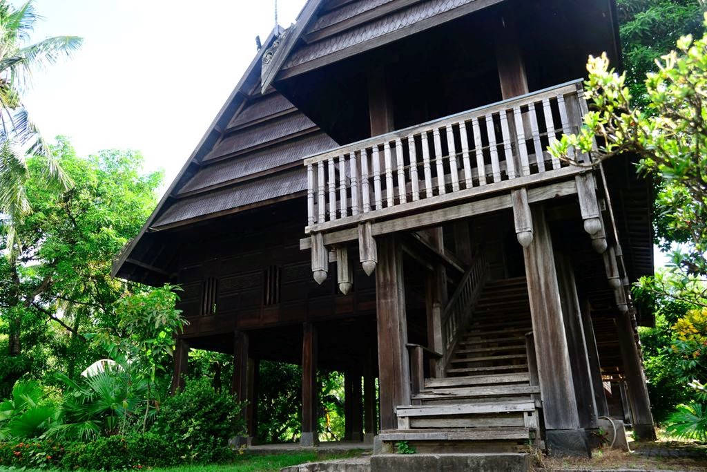 rumah adat suku mandar