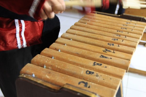 Cara Memainkan Alat Musik Sulawesi Utara