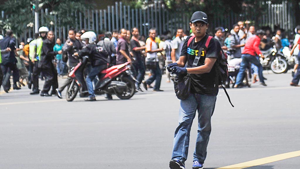 Aksi Teror Memakai Senjata Bahaya