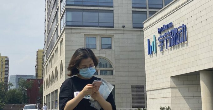 Wanita Berpapasan di depan kantor ByteDance - Pemerintah China Tentang TikTok
