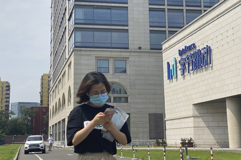 Wanita Berpapasan di depan kantor ByteDance - Pemerintah China Tentang TikTok