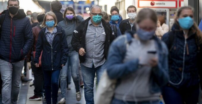 Penumpang kereta di Jerman menggunakan masker, apakah mereka bersedia jika aplikasi pelacak covid-19 diterapkan di eropa