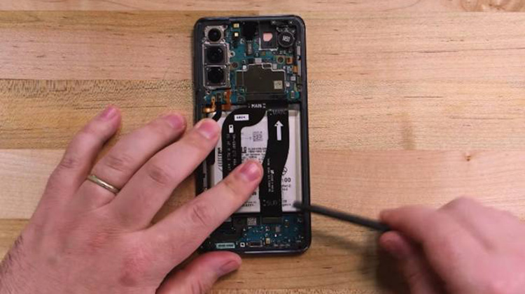 Samsung Galaxy S21 Dibongkar