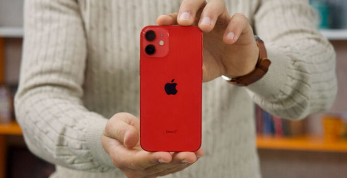 Jebloknya Penjualan iPhone 12 Mini, Tanda Berakhirnya Era Smartphone Kecil