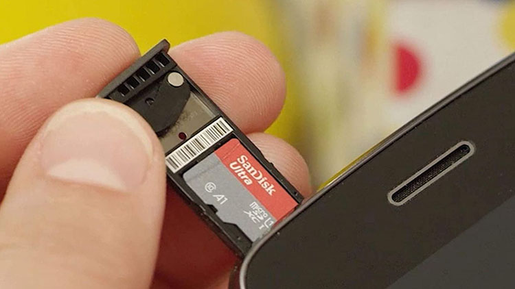 Seberapa Penting Keberadaan Slot MicroSD di Smartphone Sekarang Ini
