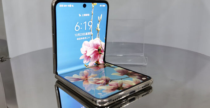 Xiaomi Ajukan Paten Smartphone Lipat Dengan Desain Clamshell