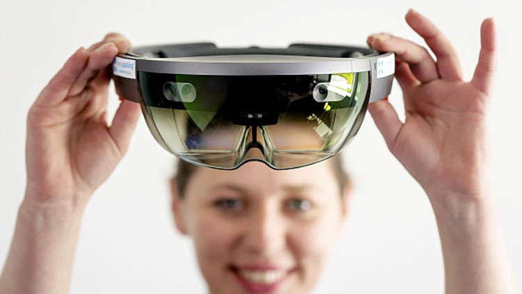 Humane Bikin Kacamata AR Yang Jadikan Permukaan Apapun Sebagai Layar Proyektor