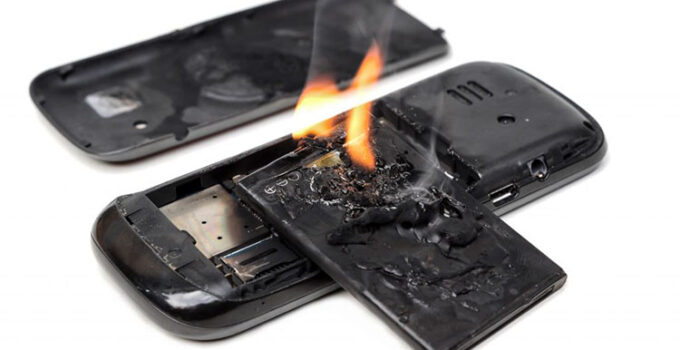 Tanda Baterai Smartphone Bakal Meledak Atau Menimbulkan Api