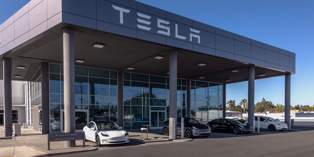 Tesla PHK Hingga 200 Karyawan