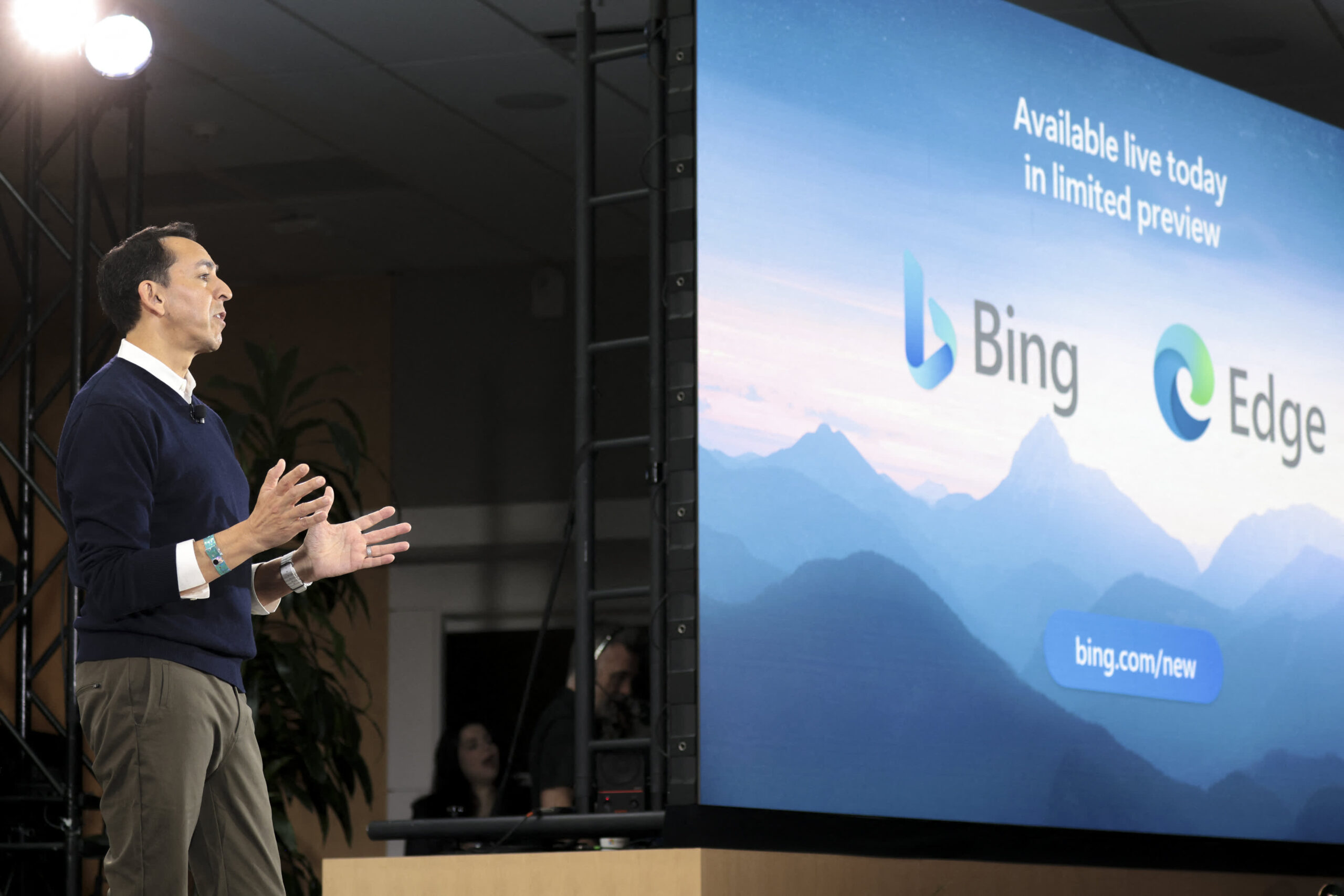 Microsoft Hadirkan Bing AI dan Skype di Mobile Apps