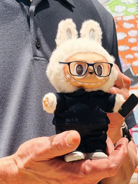 Labubu Versi 'Tim Cook' Bikin Gemas! CEO Apple Dapat Hadiah Unik Saat Kunjungan ke China